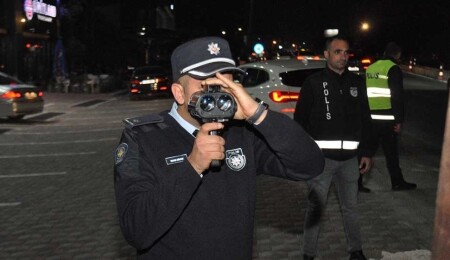 Trafik denetiminde durdurulan şahıs polise kendisini başka biri olarak tanıttı!