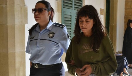 Araçlara zarar verdi, polisi darbetti: Cezaevine gönderildi!