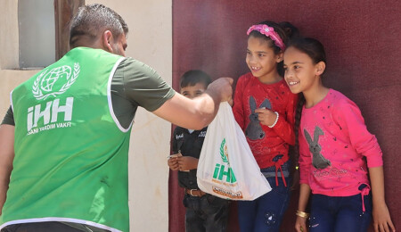 İHH Suriye’de 185 binden fazla kişiye kurban eti ulaştırdı