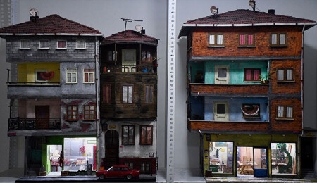 Üç boyutlu modelleme tekniğiyle yaptığı minyatür evler gerçeğini aratmıyor