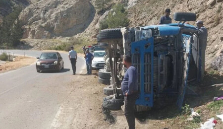 Geçitköy yakınlarında trafik kazası: Beton mikseri devrildi!