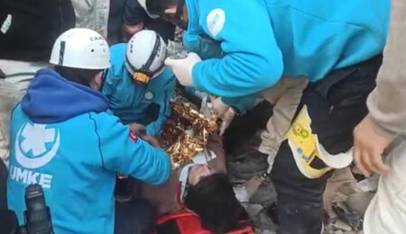Hatay'da enkaz altında kalan genç kız 156 saat sonra kurtarıldı