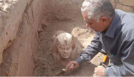 Mısır'da Roma İmparatoru Claudius'a benzediği düşünülen 'gülümseyen mini sfenks' bulundu