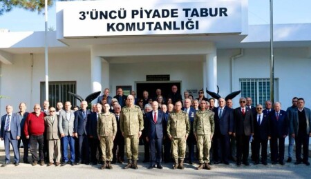 Ersin Tatar mücahit ve şehit ailelerine verilen yemeğe katıldı