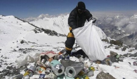 Everest Dağı dünyanın en yüksek çöplüğüne dönüşüyor