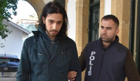 Ev arkadaşının bilgisayarını kırdı, eşyalarını çaldı, tutuklandı!