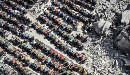 Gazzeliler, ramazan ayı öncesi son cuma namazını İsrail saldırısında yıkılan caminin enkazında kıldı