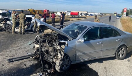 Ercan İskele yolundaki trafik kazası: 1 kişi yoğun bakımda, 2 kişinin tedavisi sürüyor