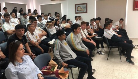 Polis öğrencilere “Bilişim suçları, siber zorbalık ve internet bağımlılığı” konularında eğitim verdi