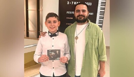 Piyanist Eser Öktem, İzmir’deki piyano yarışmasında birinci olan Hasan Minalay'ı tebrik etti