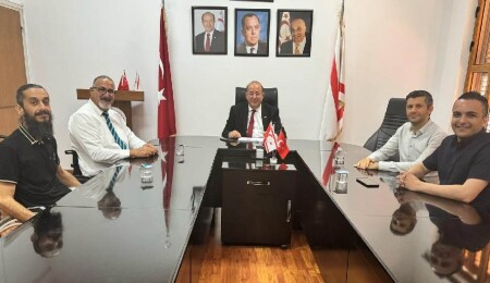 Kıbrıs Türk Ortopedik Özürlüler Derneği'nden bir heyet, Hakan Dinçyürek’i ziyaret etti