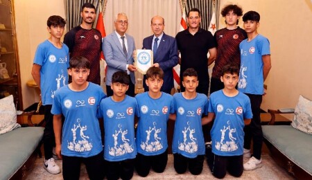 Tatar, Hala Sultan İlahiyat Koleji Ortaokul Erkek Hentbol takımını kabul etti