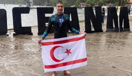 Boran Bora İtalya'da 3’üncülük kürsüsünde