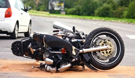 Ehliyetsiz ve alkollü şekilde motor sürdü: Hem kendisi hem arkadaşı yaralandı