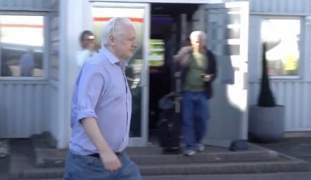 ABD ile anlaşan WikiLeaks kurucusu Assange'ın ülkesi Avustralya'ya gitmesine izin verildi