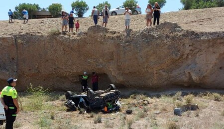 Gazimağusa’da kaza: 5 metre yükseklikten araçla düşen 2 kişi yaralandı