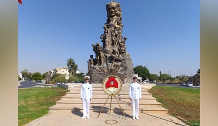 MSÜ öğrencileri Zafer Anıtı’na çelenk koydu