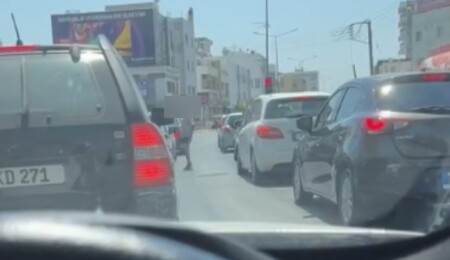 Küçük çocuğun trafikteki hayat mücadelesi: Işıklarda çorap satıyor