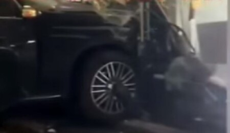Dereboyu'nda korkutan kaza: Araç dükkana girdi!