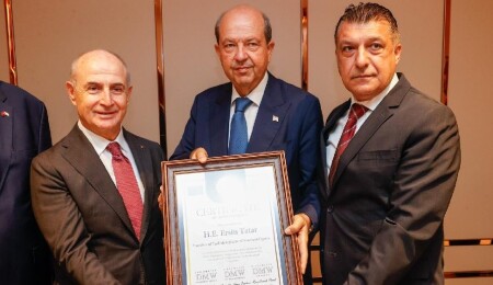 Cumhurbaşkanı Tatar’a DMW Uluslararası Diplomatlar Birliği Onursal Başkanlığı ünvanı takdim edildi