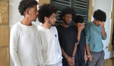 Park halindeki aracın içerisinden uyuşturucu bulundu: 5 kişi tutuklandı