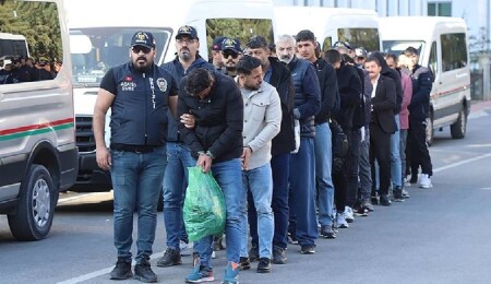 Denizli'de yaşlı kadını yaklaşık 33 milyon lira dolandıran 19 kişi tutuklandı