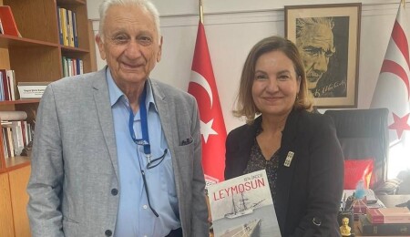 Özay Akif Elder, Leymosun isimli kitabını Kültür Dairesi Müdürü Zaimağaoğlu’na takdim etti