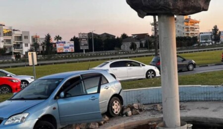 Gönyeli çemberinde trafik kazası: Araç süs havuzuna düştü