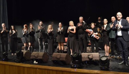 Lefkoşa Belediye Orkestrası konserinde Zülfü Livaneli şarkıları hep bir ağızdan söylendi