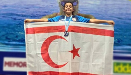 Necat British College öğrencisi Kaya Tutku, yüzmede iki bronz madalya kazandı