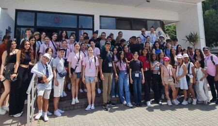 Farklı ülkelerden çocuklar Girne’de dünya barışı temasıyla resim çizdi