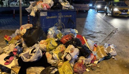 İzmir sokakları yine çöple doldu