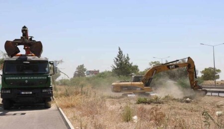 Yonca Kavşağı ile Yusuf Çocuk Ltd. arasındaki yolda temizlik çalışmaları devam ediyor