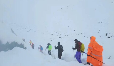 Everest Dağı’nda kar fırtınası: Dağcılar mahsur kaldı, kurtarma çalışmaları sürüyor