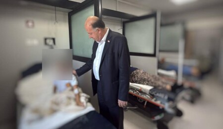 İskele’deki trafik kazasının ardından Dinçyürek, yaralanan çocukları hastanede ziyaret etti