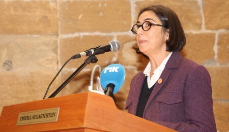 AKEL Özker Özgür kitabının Yunanca çevirisini, Münevver Özgür Özersay'ın da katıldığı etkinlikle tanıttı