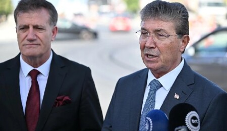 Erhan Arıklı'dan Ünal Üstel'e tebrik: O, artık partisinin lideri