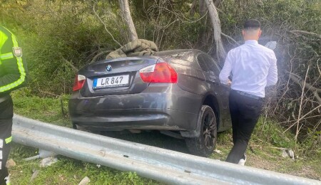 Sürücüsünün direksiyon hakimiyetini kaybettiği araç bariyerlere çarptı