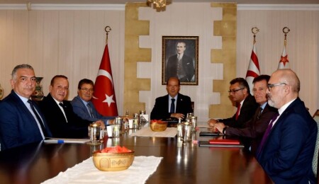 Cumhurbaşkanı Ersin Tatar, Meclis'teki siyasi partilerin başkanlarıyla görüştü