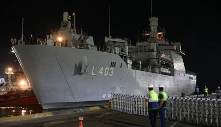 Lübnan'dan tahliye edilen sivilleri taşıyan TCG Sancaktar da Mersin'e ulaştı