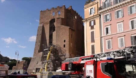 Roma'da Orta Çağ'dan kalma kulenin bir kısmı restorasyon sırasında çöktü