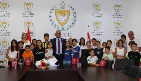 Çavuşoğlu, Dört İşlem Eğitim Merkezi öğrenci ve öğretmenlerini kabul etti