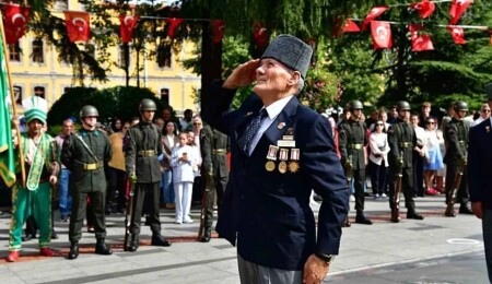 Kıbrıs gazisi Seyyah Sağıroğlu, Barış Harekatı'ndan 50 yıl sonra göğsünde mermi olduğunu öğrendi