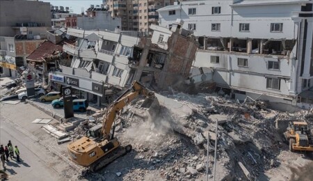 Deprem uzmanlarından "hasarlı binalara girmeyin" uyarısı
