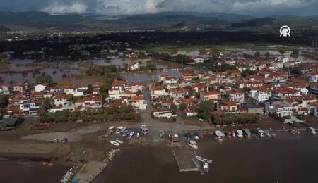 Midilli Adası'ndaki sel birçok ev ve iş yerini sular altında bıraktı