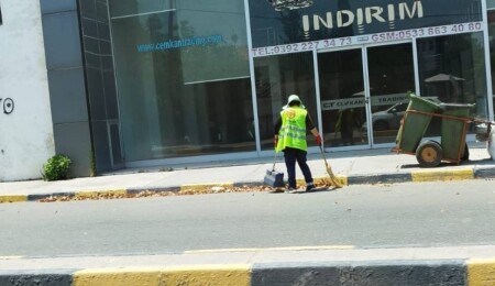 Mustafa Yalınkaya, sıcakta çalıştırılan belediye personeline dikkat çekti: Bakanlık ihbar kabul etmeli