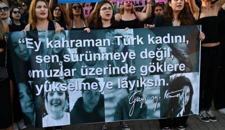 DAÜ’de kadına yönelik şiddete karşı yürüyüş gerçekleştirildi