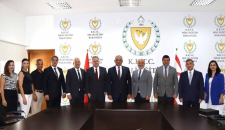 Çavuşoğlu, öğretmenlere yönelik eğitimlere destek veren üniversitelerin rektörleriyle bir araya geldi