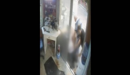 İzmir'de taksi durağındaki iki arkadaşın aynı anda kalp krizi geçirmesi güvenlik kamerasında