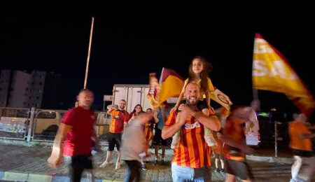 KKTC, sarı-kırmızıya büründü!